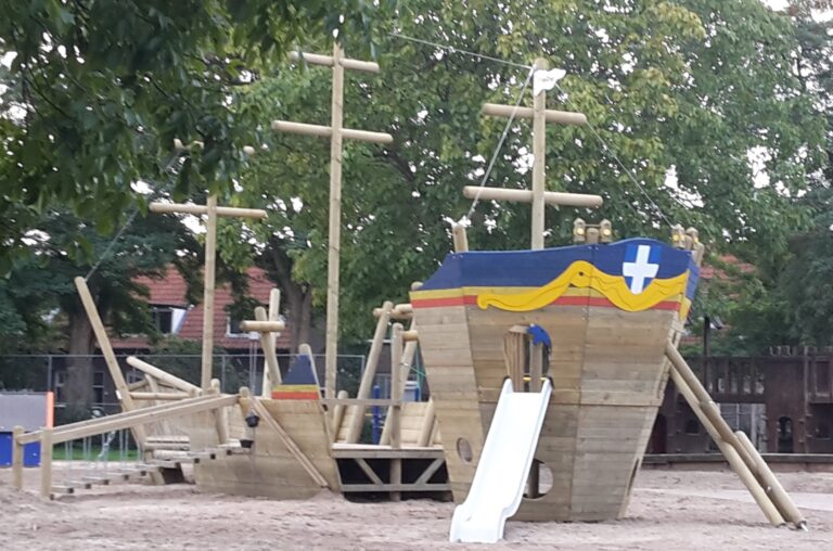 openbare  Speeltuin bestevaer wipstrik zwolle mooiste speeltuin grootste speeltuin houten speeltuin piratenspeeltuin grote speeltuin speeltuin bij de bestevaer voetbaldveld spelen klimmen glijbaan wipwap schommel mandschommel piratenschip zandbak hoge glijbaan houten klimrek gezellig buiten spelen samen spelen spelen voor minder valide