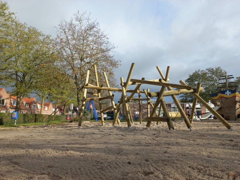 openbare  Speeltuin bestevaer wipstrik zwolle mooiste speeltuin grootste speeltuin houten speeltuin piratenspeeltuin grote speeltuin speeltuin bij de bestevaer voetbaldveld spelen klimmen glijbaan wipwap schommel mandschommel piratenschip zandbak hoge glijbaan houten klimrek gezellig buiten spelen samen spelen spelen voor minder valide