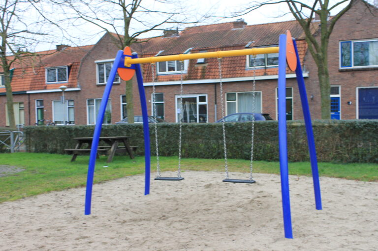 openbare  Speeltuin bestevaer wipstrik zwolle mooiste speeltuin grootste speeltuin houten speeltuin piratenspeeltuin grote speeltuin speeltuin bij de bestevaer voetbaldveld spelen klimmen glijbaan wipwap schommel mandschommel piratenschip zandbak hoge glijbaan houten klimrek gezellig buiten spelen samen spelen spelen voor minder valide